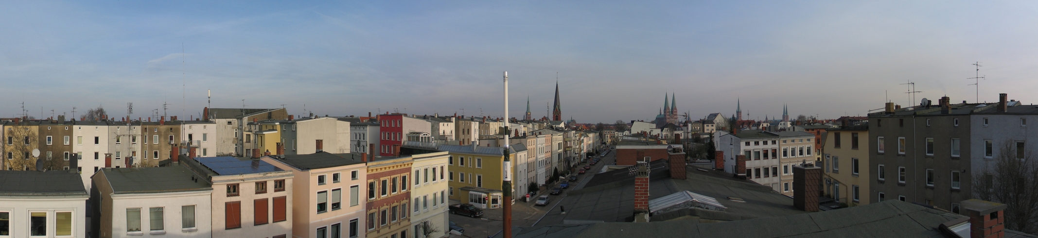 Bild von einem Dach in Lübeck mit Antenne in Bildmitte